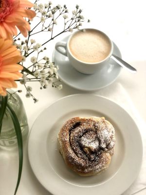 Cinnamon roll and cappuccino  at LONO in Munich