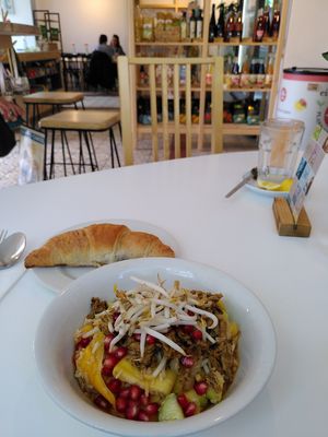 Rice salad (12.90€) and crossaint (1.90€) at LONO in Munich