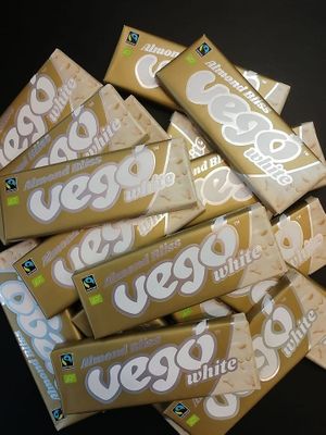 Vegan white chocolates. Photo by: Zrno do zrna, trgovina z ekološkimi izdelki on Facebook at Zrno do Zrna in Ljubljana