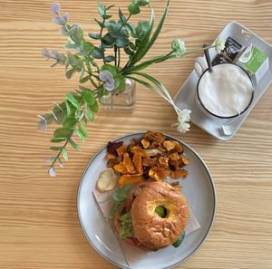 Vegan bagel with avo at La Corretgera in Benicassim