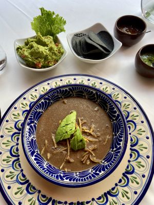 Sopa de frijoles and Guacamole 🥑   at El Mural de los Pueblanos in Puebla