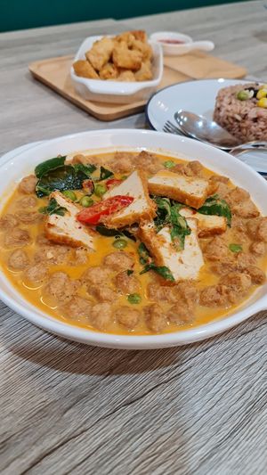 Penang curry with crispy tofu at Khun Churn in White in Bangkok