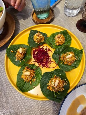 Miang Ta-Krai Bai Cha-Plu at Khun Churn in White in Bangkok
