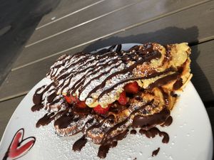 Waffel mit Erdbeeren und Schokosoße / waffle with strawberries and chocolate sauce  at Wonder Waffel - Hohenstaufenring in Cologne
