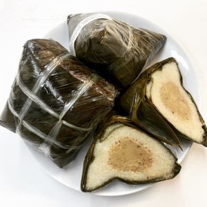 Bánh chưng Mangala (riz, fèves jaunes, sel, sucre, poivre, MSG, assaisonnement champignon, huile de maïs)
 at Mangala in Montreal