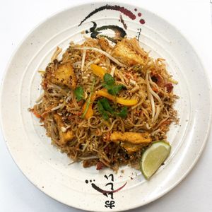 Pad thai (nouilles et fèves germées sautées à la sauce thai) / Miến phạn
 at Mangala in Montreal