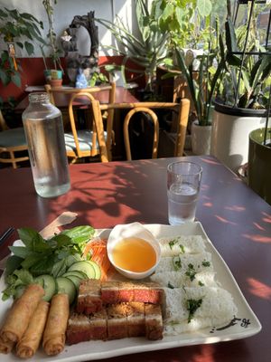 Vermicelles et végé-porc BBQ avec rouleaux  at Mangala in Montreal