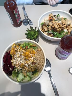 Vegane Protein Bowl mit veganem “chicken”   at beets&roots  in Dusseldorf