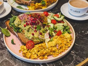 Smashed Avocado Brot mit veganem Rührei und Speck  at ST. LOUIS The Breakfast Company in Cologne