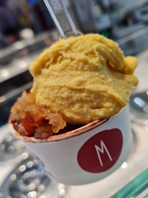 Dark chocolate with orange and saffron at Mara dei Boschi in Milan