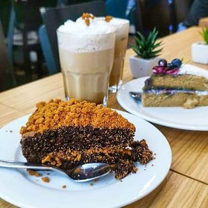 Gâteaux chocolat speculoos, vanille myrtille, et latte macchiato. at Cloud Cakes -  Notre Dame de Lorette in Paris