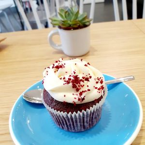 Cupcake red velvet, génoise rouge, glaçage au cheese vegan 3,50 € at Cloud Cakes -  Notre Dame de Lorette in Paris
