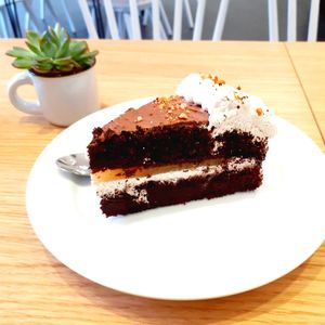 Gâteau chocolat poire praliné 4,50 € 🤎 at Cloud Cakes -  Notre Dame de Lorette in Paris