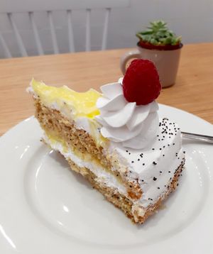 Gâteau citron 💛 at Cloud Cakes -  Notre Dame de Lorette in Paris