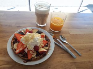 Latte, jus d'orange pressé et gaufres miam at Cloud Cakes -  Notre Dame de Lorette in Paris