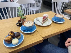 Mini Cupcakes, cake and hot chocolate  at Cloud Cakes -  Notre Dame de Lorette in Paris