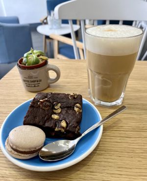 Macaroon chocolate Praline, brownie,  latte Glace   at Cloud Cakes -  Notre Dame de Lorette in Paris