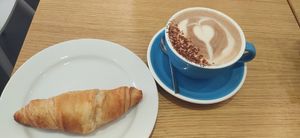 Croissant and Hot chocolate at Cloud Cakes -  Notre Dame de Lorette in Paris