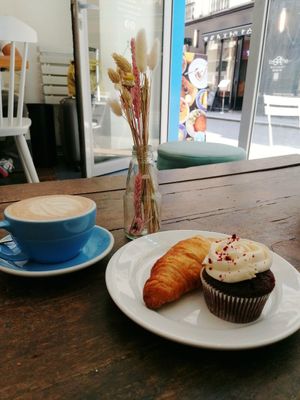 Chai latte, croissant, cupcake at Cloud Cakes -  Notre Dame de Lorette in Paris