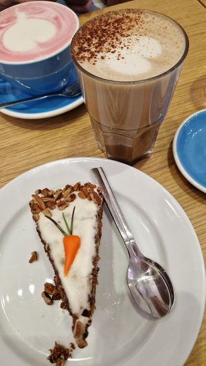 Mocaccino and carrot cake at Cloud Cakes -  Notre Dame de Lorette in Paris