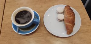 Café, croissant y macarons at Cloud Cakes -  Notre Dame de Lorette in Paris
