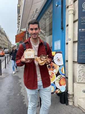 Bizcocho marmolado y cajita con macarons para llevar at Cloud Cakes -  Notre Dame de Lorette in Paris