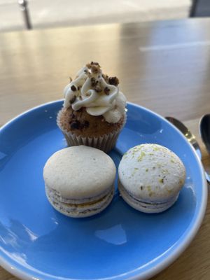 Macarons e mini cupcake   at Cloud Cakes -  Notre Dame de Lorette in Paris