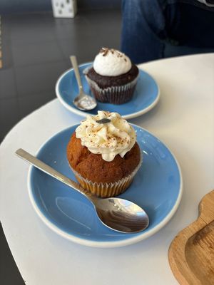 Pumpkin spice cupcake and Mexican Hot Chocolate cupcake  at Cloud Cakes -  Notre Dame de Lorette in Paris