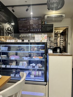 Front register area  at Cloud Cakes -  Notre Dame de Lorette in Paris