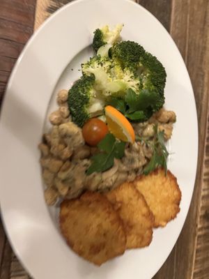 Veganes Sojageschnetzteltes mit Pilzen, Brokkoli und Rösti  at Rietkötter in Bochum