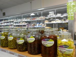 You may buy antipasti in bulk here - just remember to bring your own container if you want to avoid extra packaging. We do offer (plastic) containers in our shop as well. at VG Biomarkt Strehlen in Dresden