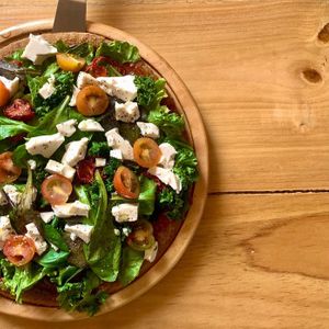 Pizza vegana hecha de harina de almendras con tomates secos con toppings de tofu y vegetales   at Charcuteria  in Barichara