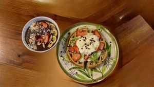 Waffle yogur griego acompañando a un Bowl de açai  at Charcuteria  in Barichara