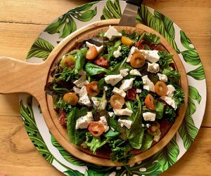 Pizza al tiesto vegana 🥑 con delicioso tofu natural   at Charcuteria  in Barichara