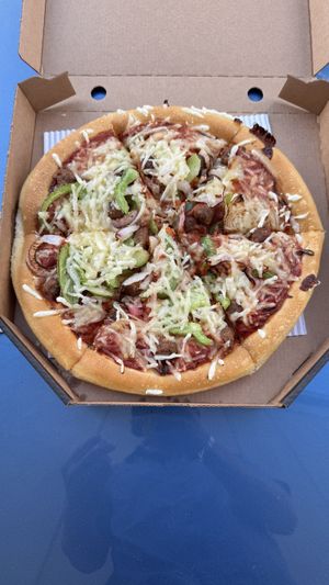 Plant-based beef crumble, oignons rouges, poivrons verts, sauce tomate, avec fromage Violife Vegan  at Pizza Hut in Ottignies-louvain-la-neuve