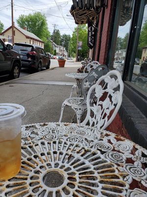 Outdoor seating out front at Molly's Courtyard Cafe of Marietta in Marietta