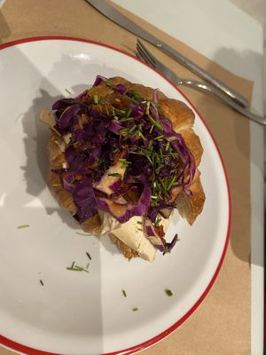 Croissant rellena con caju, tofu, repollo   at Gordo Vegano in Buenos Aires