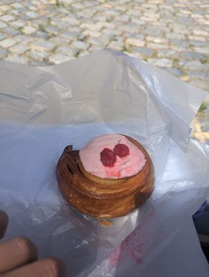 Roll con frambuesas at Gordo Vegano in Buenos Aires