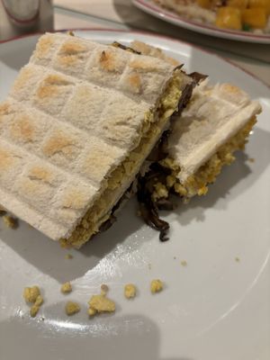 Sándwich de miga con tofu, portobellos y queso de caju   at Gordo Vegano in Buenos Aires