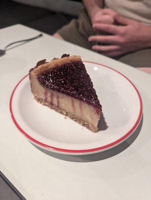 Cheesecake frambuesa at Gordo Vegano in Buenos Aires