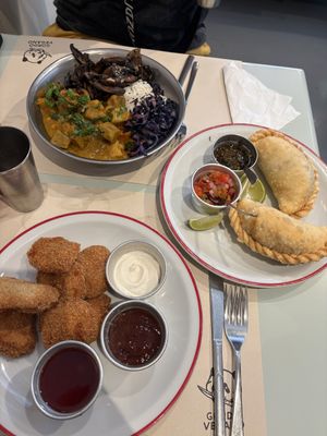 Curry con portobello, empanadas criollas y nuggets de pollo  at Gordo Vegano in Buenos Aires