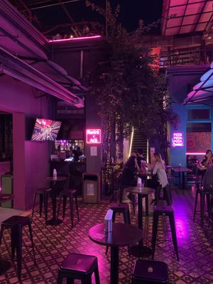 Muy lindo patio, sobre todo cuando el clima acompaña. at Lado V in Buenos Aires