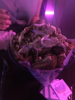 Pedimos papas con nuggets, los pagamos y más de hora después nos dijeron que no quedaba stock para los nuggets recurrentes, así que al rato nos dieron champiñones apanados frit at Lado V in Buenos Aires