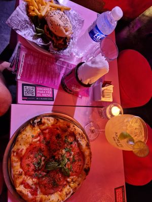 Campagnola pizza and Mili Pili burger at Lado V in Buenos Aires