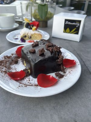 Vegan Decadent Yogi  at Extraordinary Desserts in San Diego
