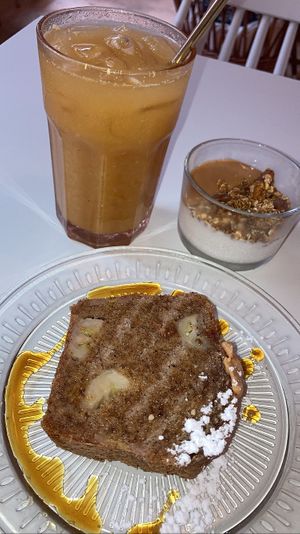Banana bread avec un jus gingembre et un granola amande beurre de cacahuète et yaourt au riz de Camargue   at De Bon'heur in Marseille