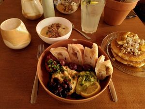Overview of the Sunday brunch with 3 dishes, one hot drink and one cold drink at De Bon'heur in Marseille