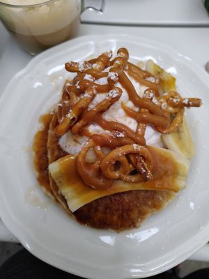 Sweet pancakes with prezels and banana at De Bon'heur in Marseille