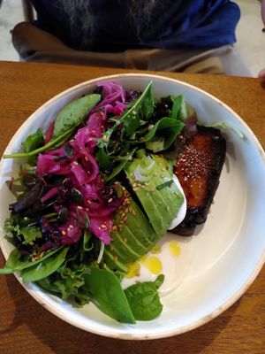 Brunch lover salad bowl at De Bon'heur in Marseille