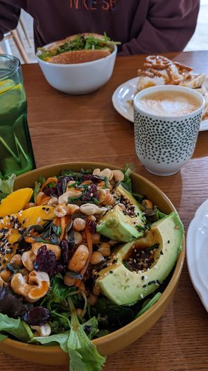 Nourish Bowl und Avocado Sandwich at De Bon'heur in Marseille